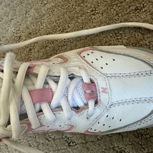 New Balance Girls Tennis Shoes.White&Pink- size 13 1/2 kids- non-marking sole. - Picture 7 of 8